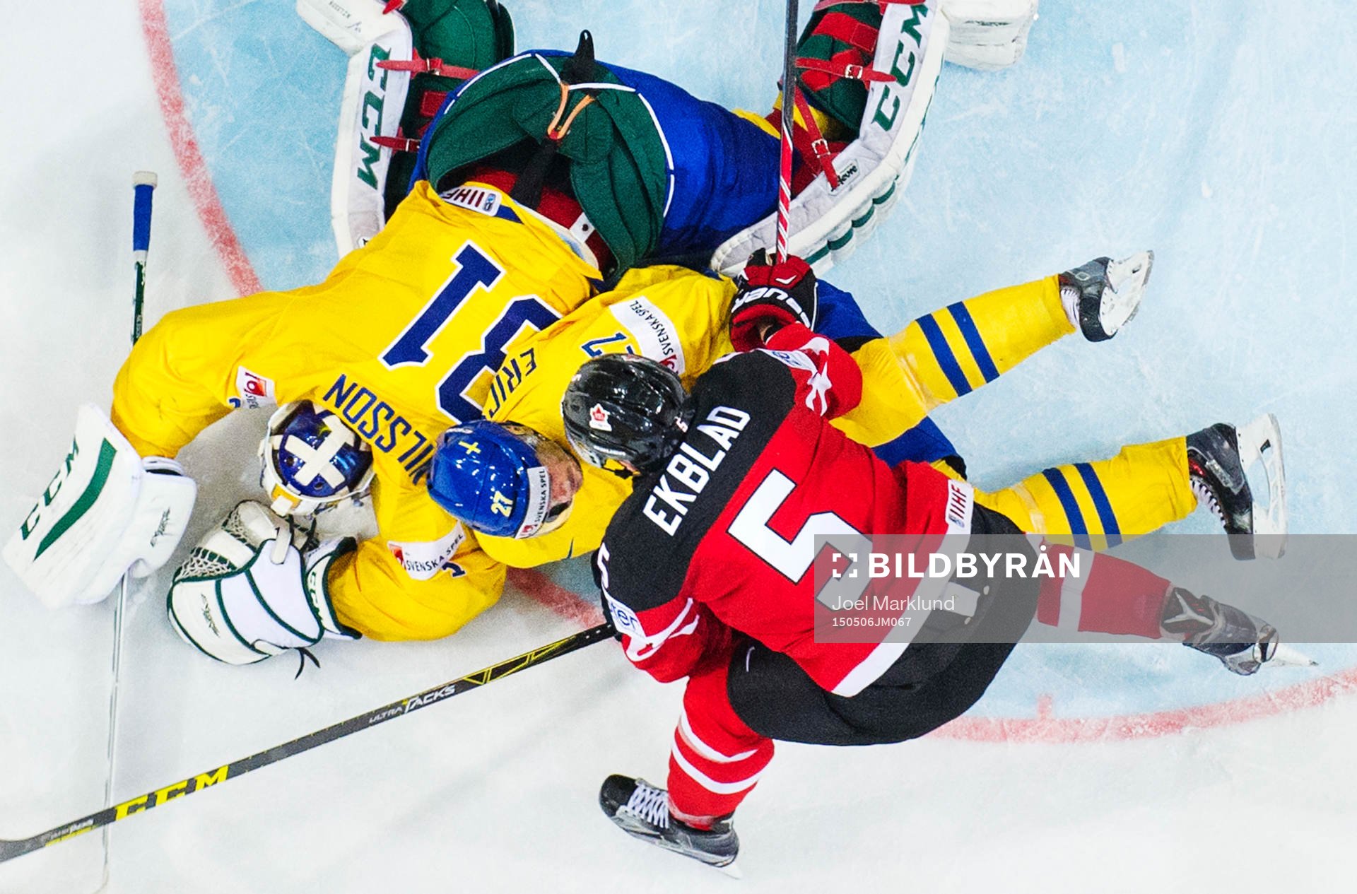 Kanadas Aaron Ekblad (t h) trycker ned Sveriges Jimmie
