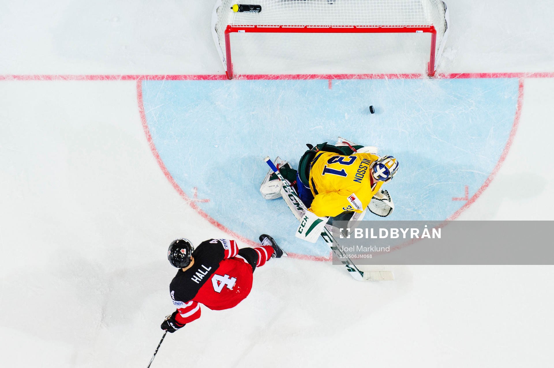 Kanadas Taylor Hall reducerar till 3-2 på straff bakom