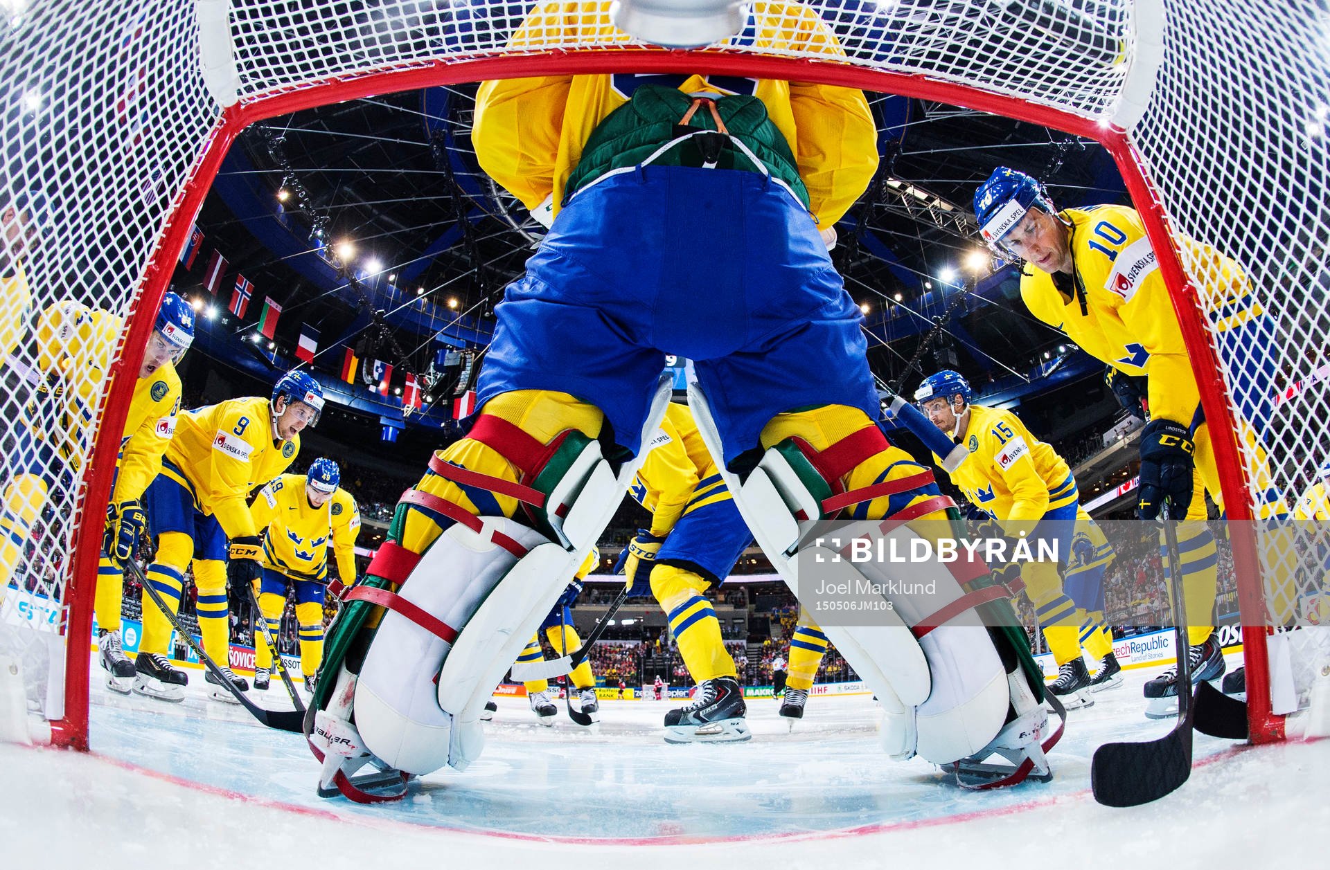 Sveriges spelare är samlade runt målvakt Anders Nilsson