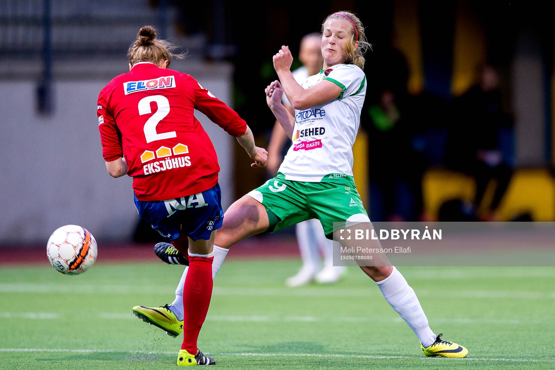 Hammarbys Moa Hedell och Örebros Sara Nordin i en närkamp