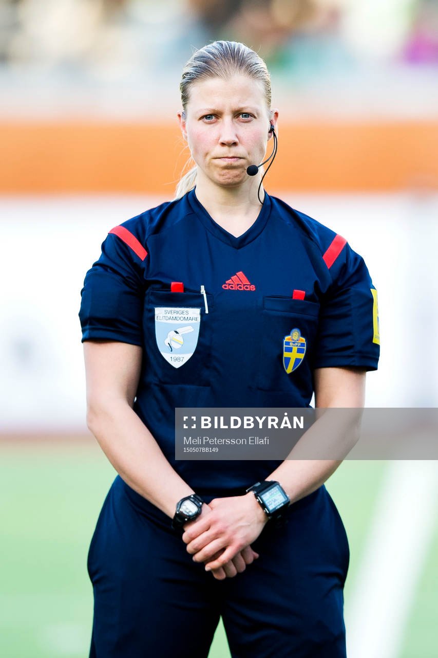 Domare Sandra Fogelberg under fotbollsmatchen i Damallsvenskan mellan Hammarby och Örebro den 7 maj 2015 i Stockholm.