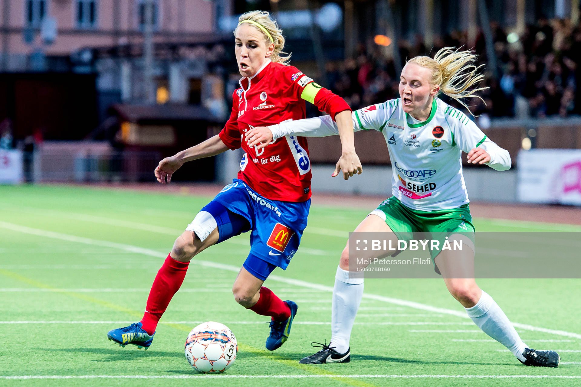 Örebros Elin Magnusson och Hammarbys Linnéa Eriksson i en närkamp under fotbollsmatchen i Damallsvenskan mellan Hammarby och Örebro den 7 maj 2015 i Stockholm.