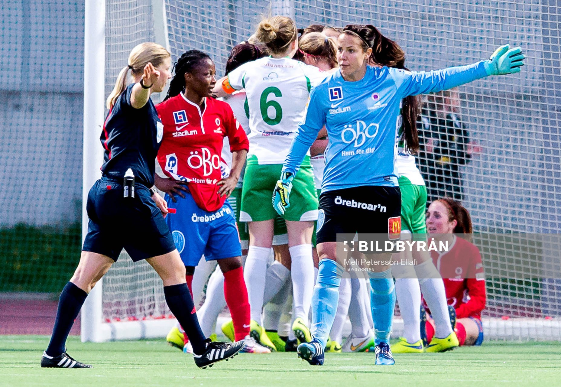 Örebros målvakt Carola Söberg protesterar mot Hammarbys mål, som senare blir bortdömt under fotbollsmatchen i Damallsvenskan mellan Hammarby och Örebro den 7 maj 2015 i Stockholm.