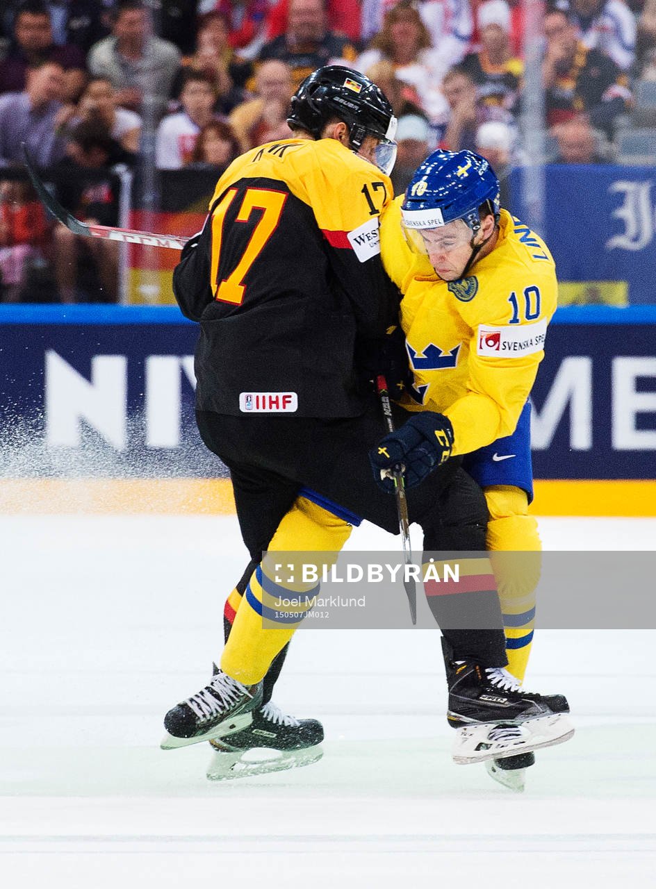 Tysklands Marcus Kink tacklar Sveriges Joakim Lindström