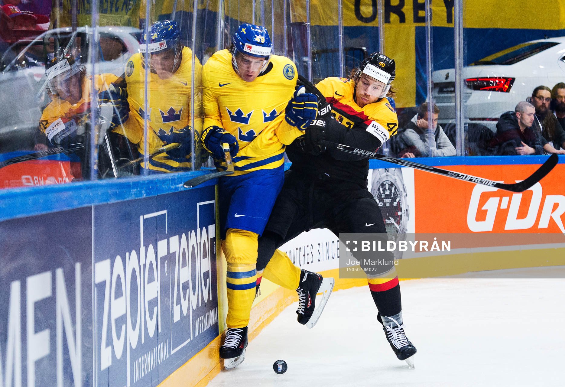 Sveriges Victor Rask blir tacklad av Tysklands Björn Krupp