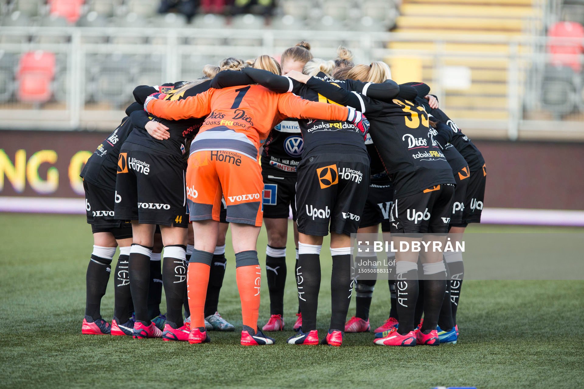 Umeå peppar inför fotbollsmatchen i damallsvenskan mellan Umeå och Rosengård den 8 Maj 2015 i Umeå.