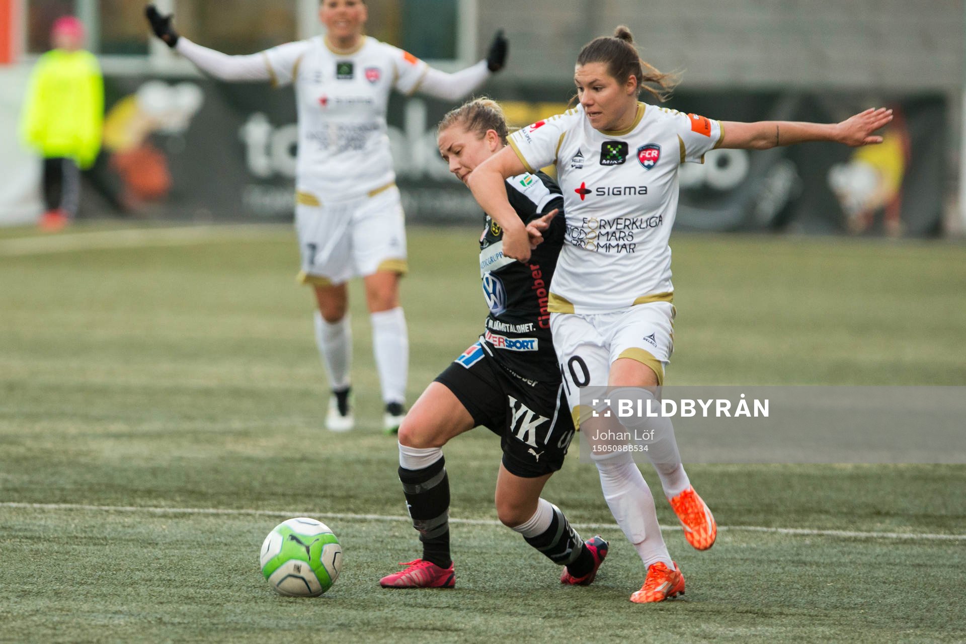 Umeås Emma Åberg Zingmark i kamp med Rosengårds Ramona Bachmann under fotbollsmatchen i damallsvenskan mellan Umeå och Rosengård den 8 Maj 2015 i Umeå.