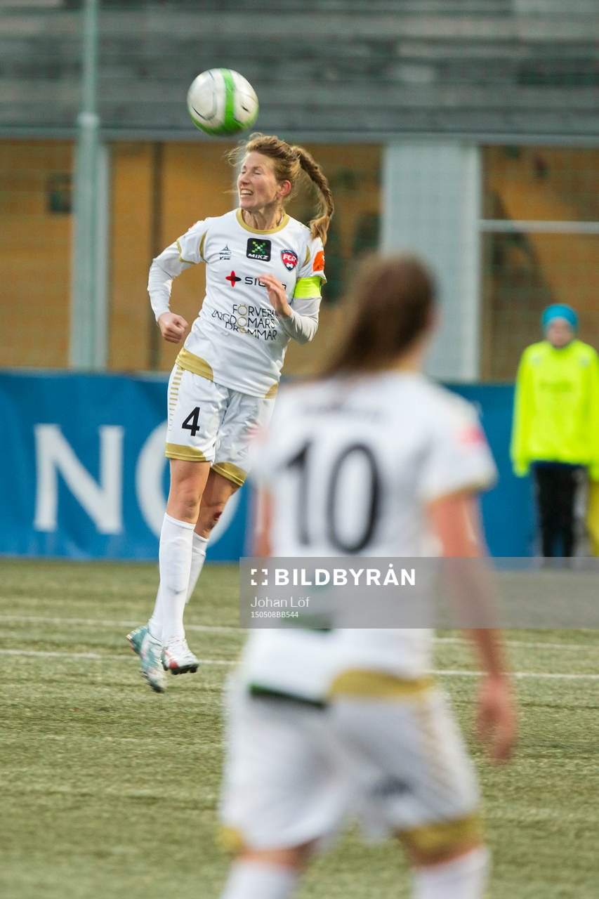 Rosengårds Emma Berglund under fotbollsmatchen i damallsvenskan mellan Umeå och Rosengård den 8 Maj 2015 i Umeå.