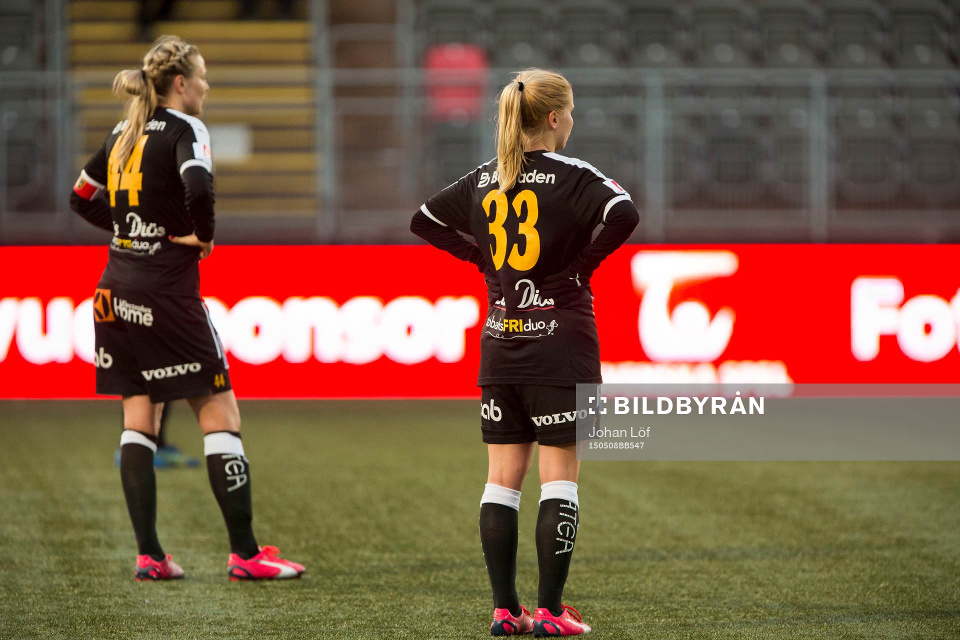 Umeås Lisa Lantz och Umeås Tuija Hyyrynen  deppar