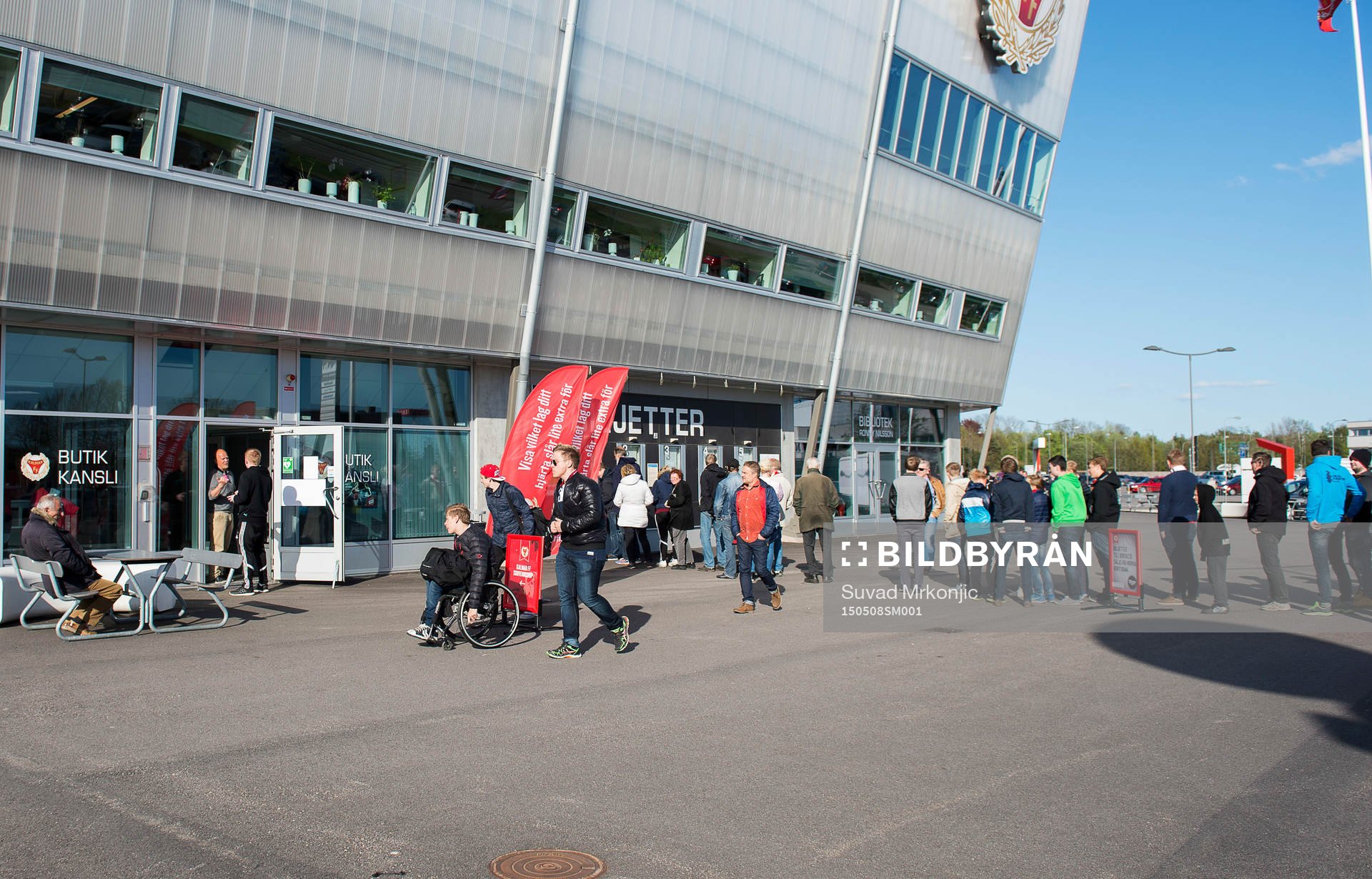 Publiken anländer