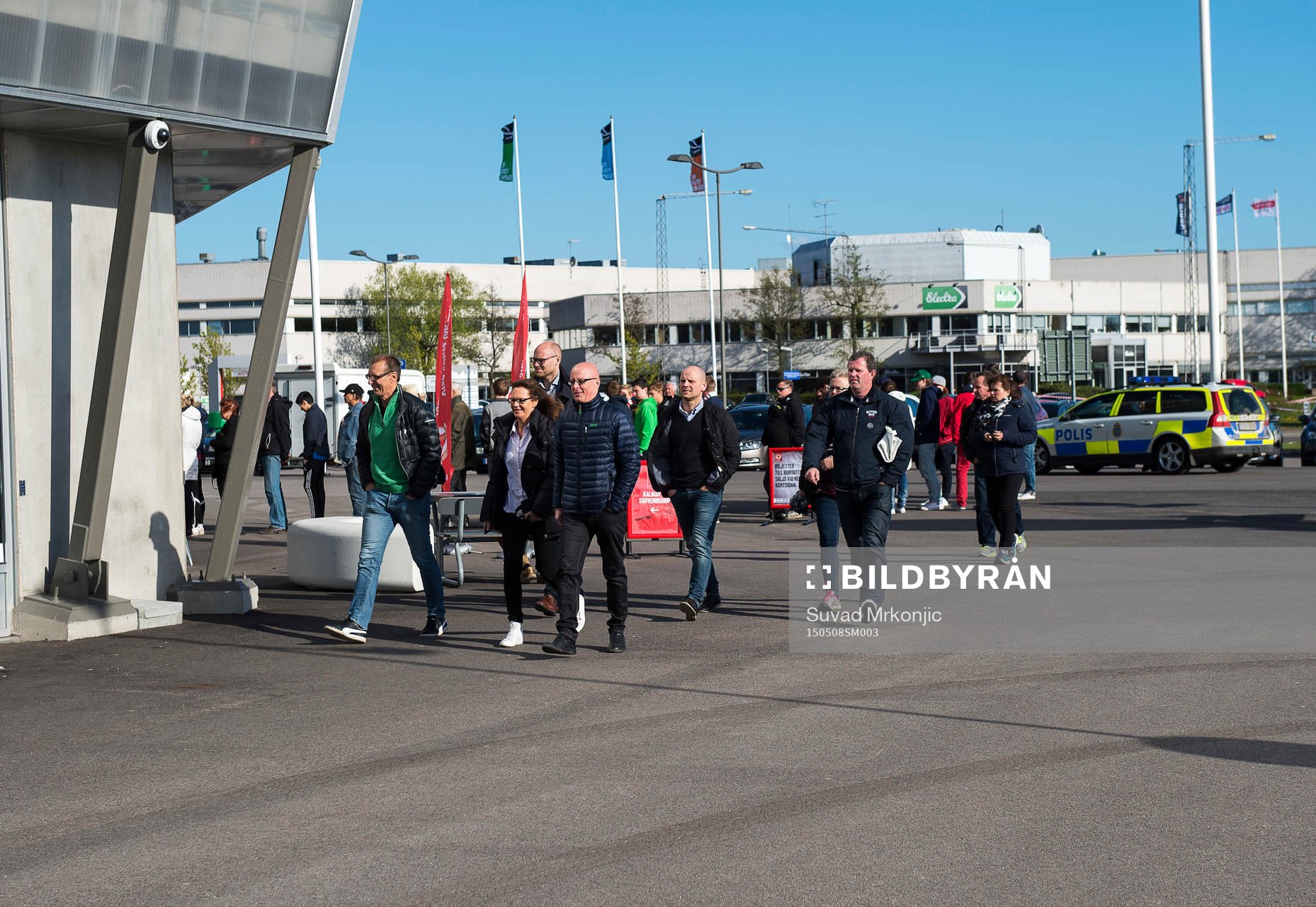 Publiken anländer