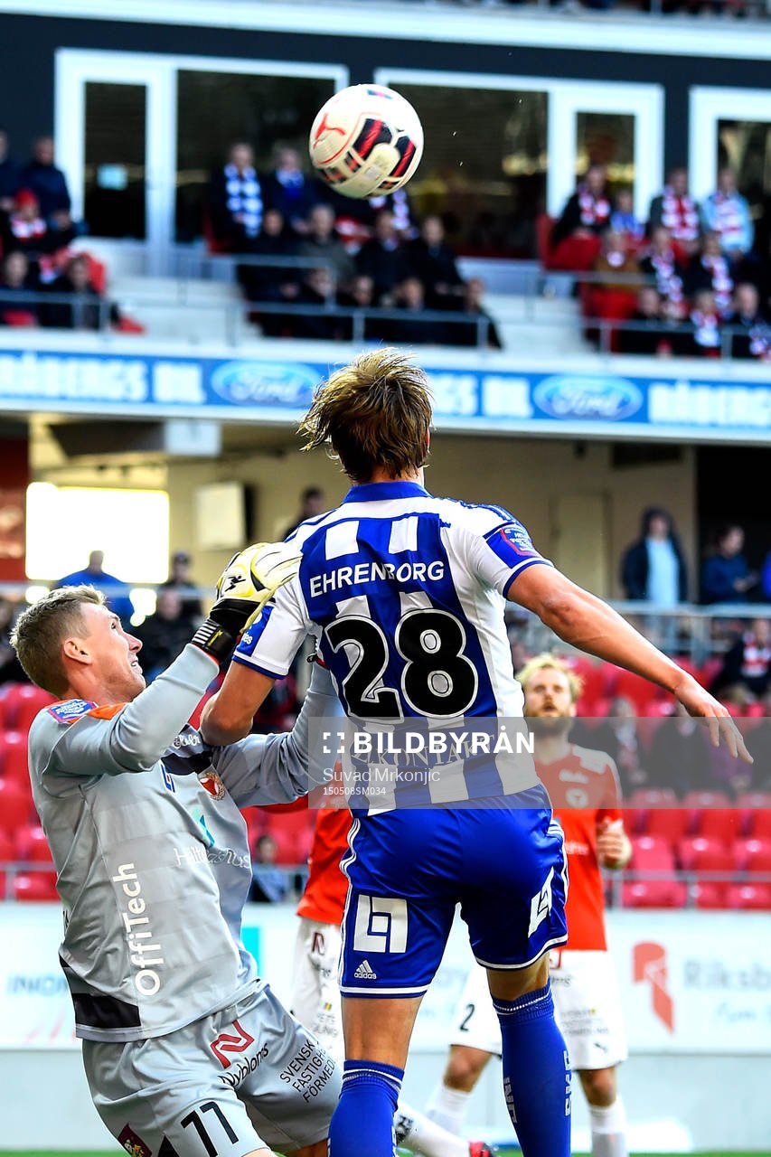 IFK Göteborgs Thomas Rogne och Kalmars målvakt Lars Cramer