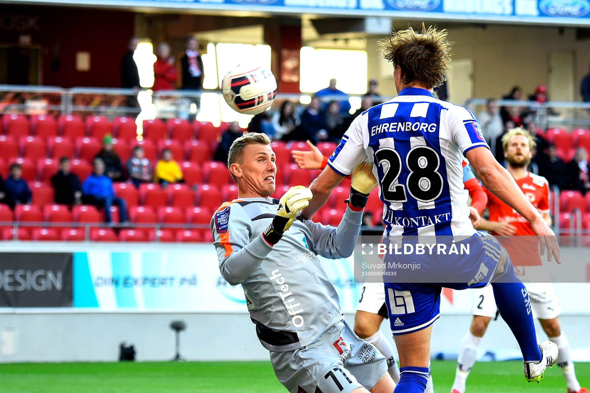 IFK Göteborgs Thomas Rogne och Kalmars målvakt Lars Cramer