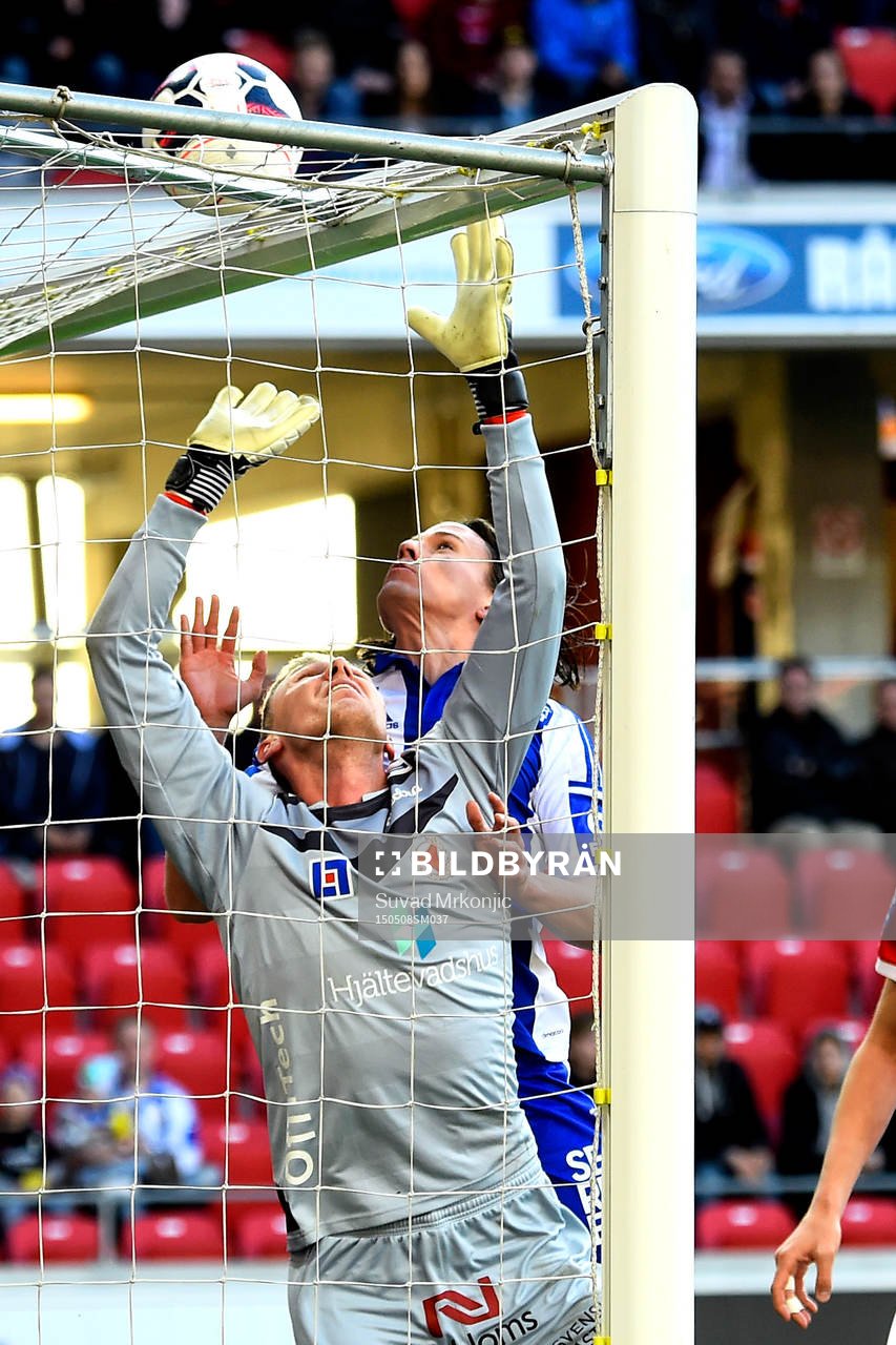Kalmars målvakt Lars Cramer och IFK Göteborgs Lasse Vibe