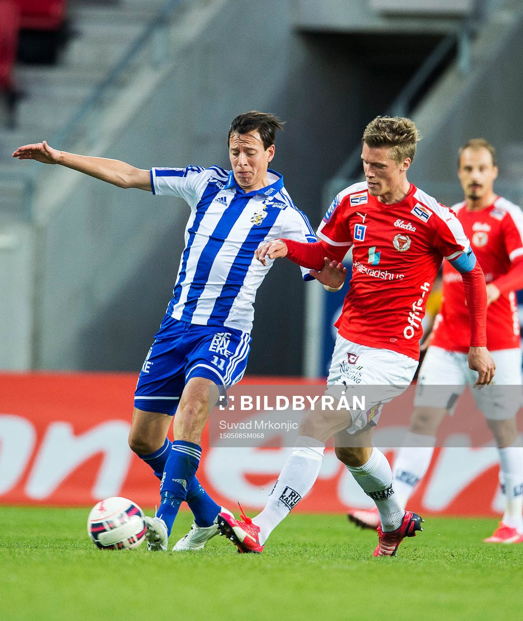 IFK Göteborgs Martin Smedberg Dalence och Kalmars Viktor Elm under fotbollsmatchen i Allsvenskan mellan Kalmar och Göteborg den 8 maj 2015 i Kalmar.