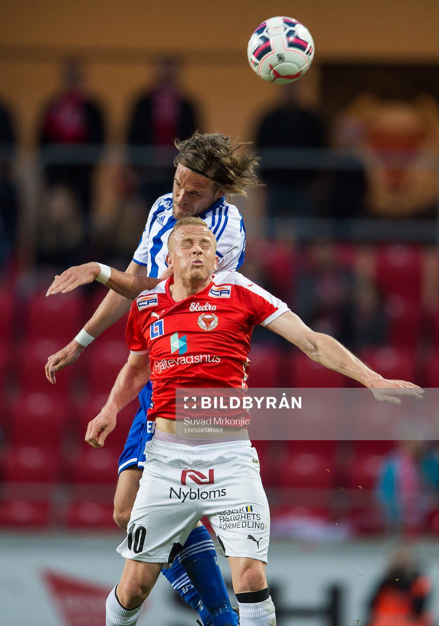 IFK Göteborgs Tom Pettersson och Kalmars Tobias Eriksson  under fotbollsmatchen i Allsvenskan mellan Kalmar och Göteborg den 8 maj 2015 i Kalmar.