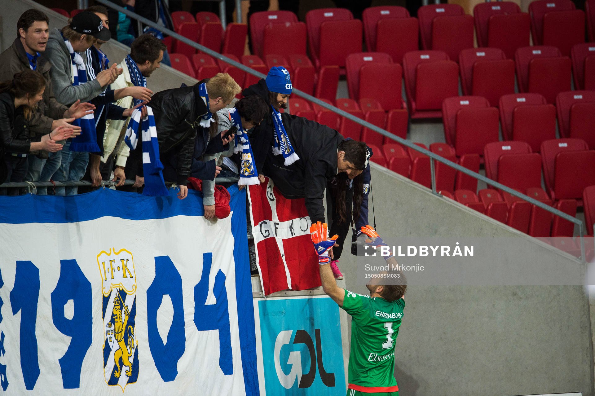IFK Göteborgs målvakt John Alvbåge jublar med fansen efter fotbollsmatchen i Allsvenskan mellan Kalmar och Göteborg den 8 maj 2015 i Kalmar.