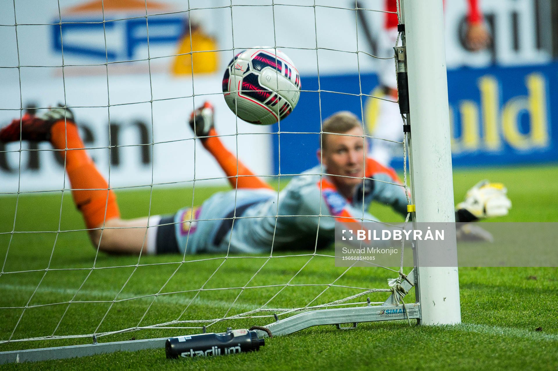 Kalmars målvakt Lars Cramer ser bollen till 2-0 målet