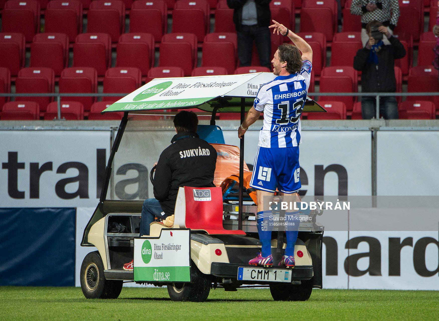 IFK Göteborgs Gustav Svensson jublar och åker bil