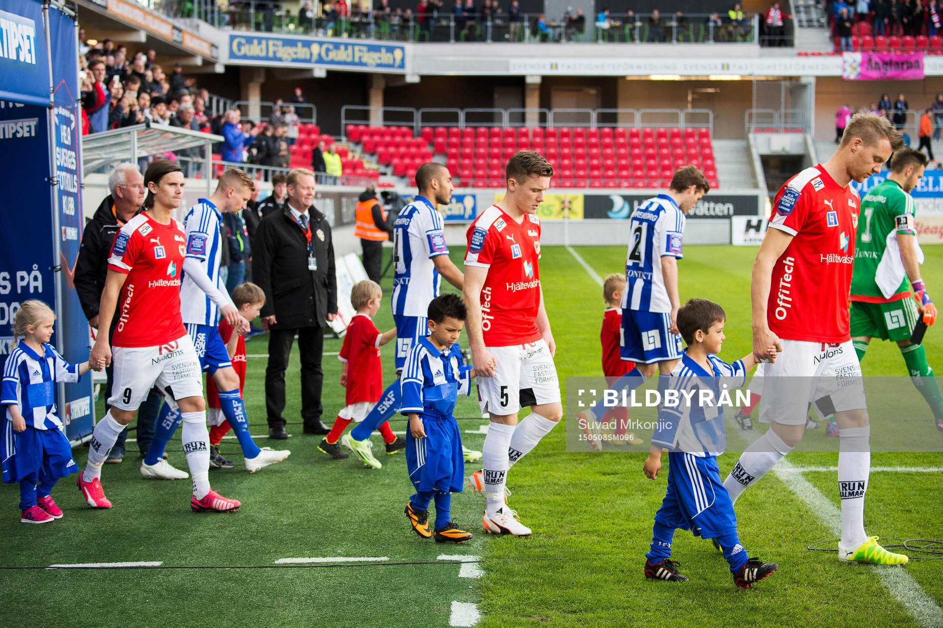 Spelarna marscherar in till fotbollsmatchen i Allsvenskan mellan Kalmar och Göteborg den 8 maj 2015 i Kalmar.