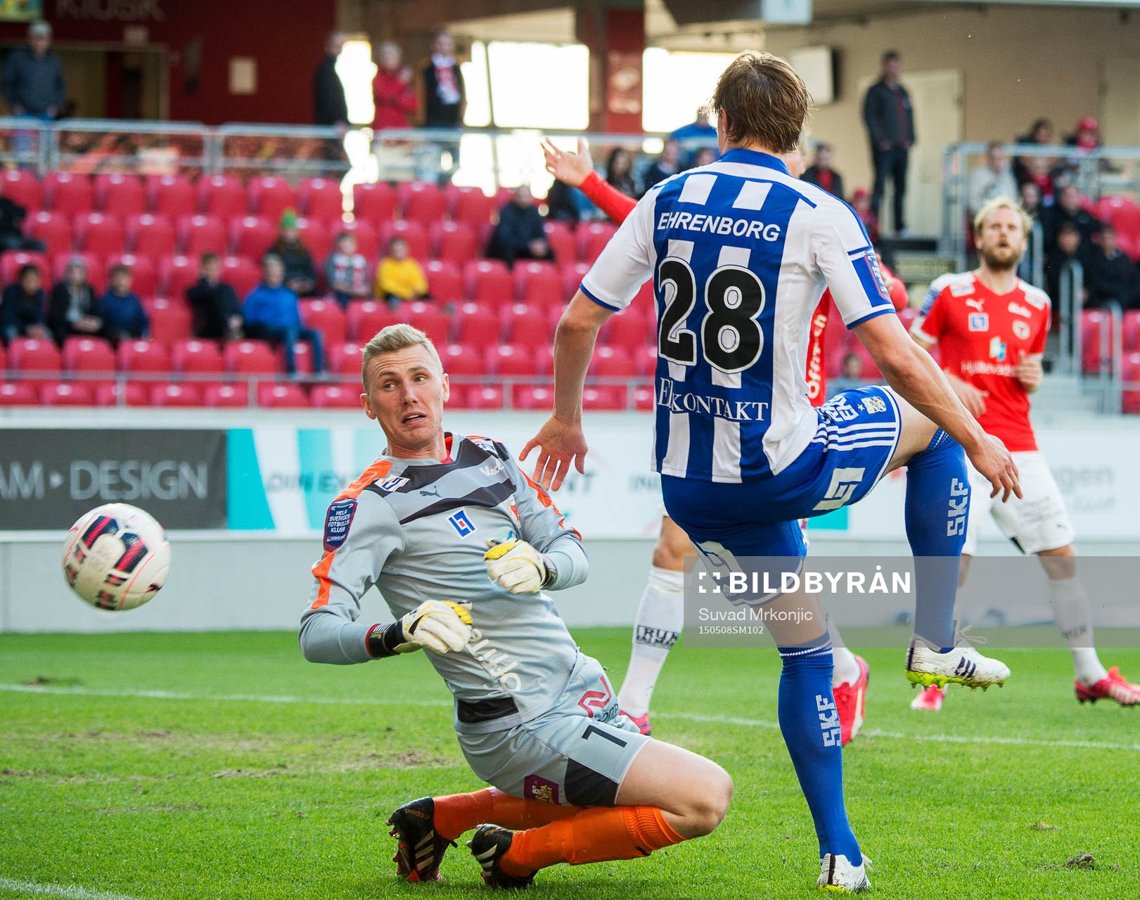 Kalmars målvakt Lars Cramer och IFK Göteborgs Thomas Rogne
