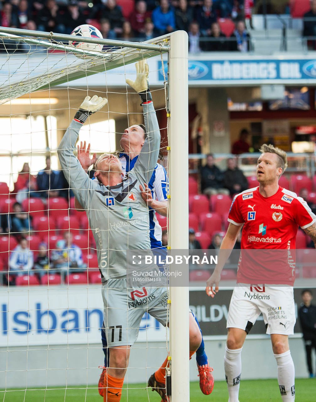 Kalmars målvakt Lars Cramer och IFK Göteborgs Lasse Vibe