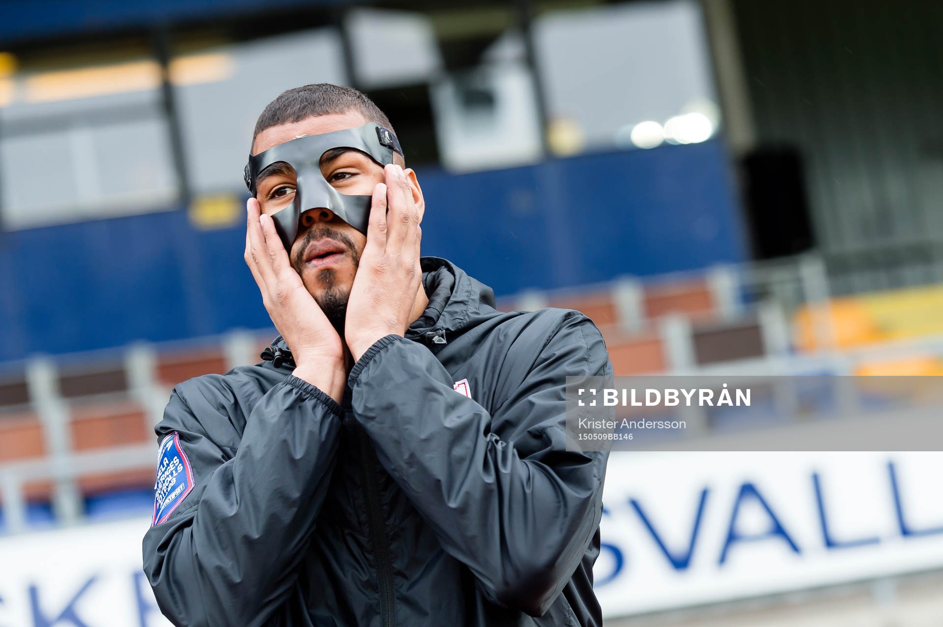 Assyriskas Kyle Konwea före fotbollsmatchen i Superettan mellan Varberg och Assyriska den 9 maj 2015 i Varberg.