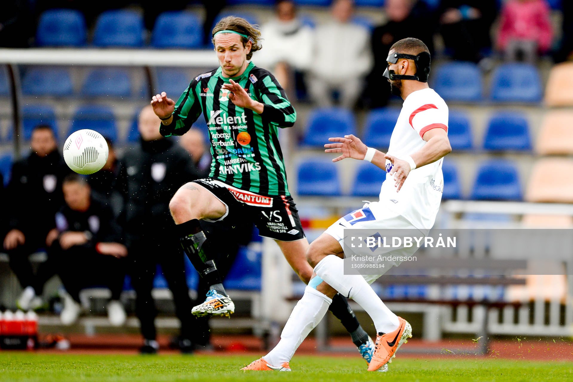 Varbergs David Johannesson och Assyriskas Kyle Konwea under fotbollsmatchen i Superettan mellan Varberg och Assyriska den 9 maj 2015 i Varberg.