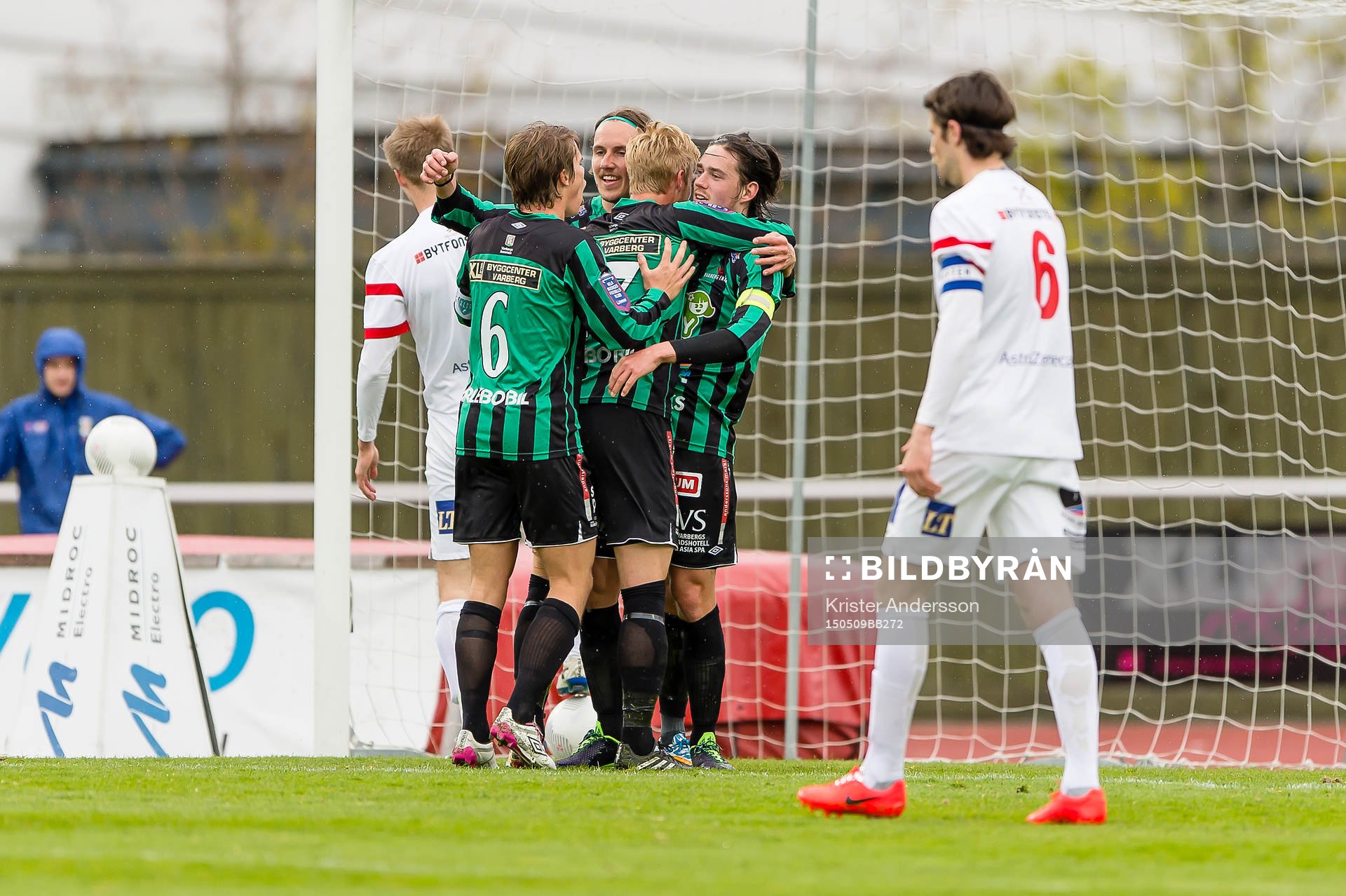 Varbergs Robin Tranberg jublar med laget