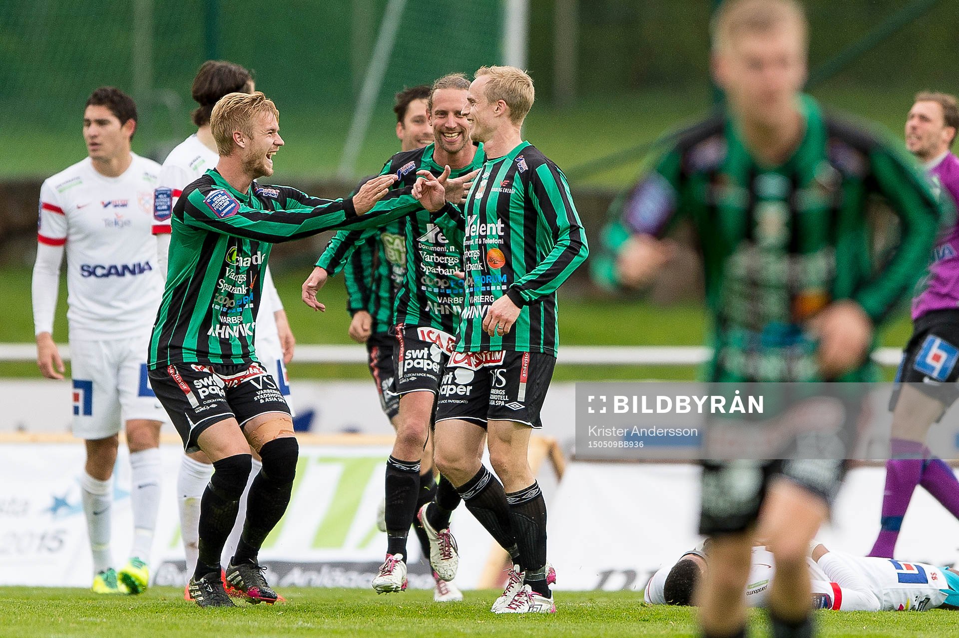Varbergs Pär Asp (h) jublar och blir grattad av Varbergs