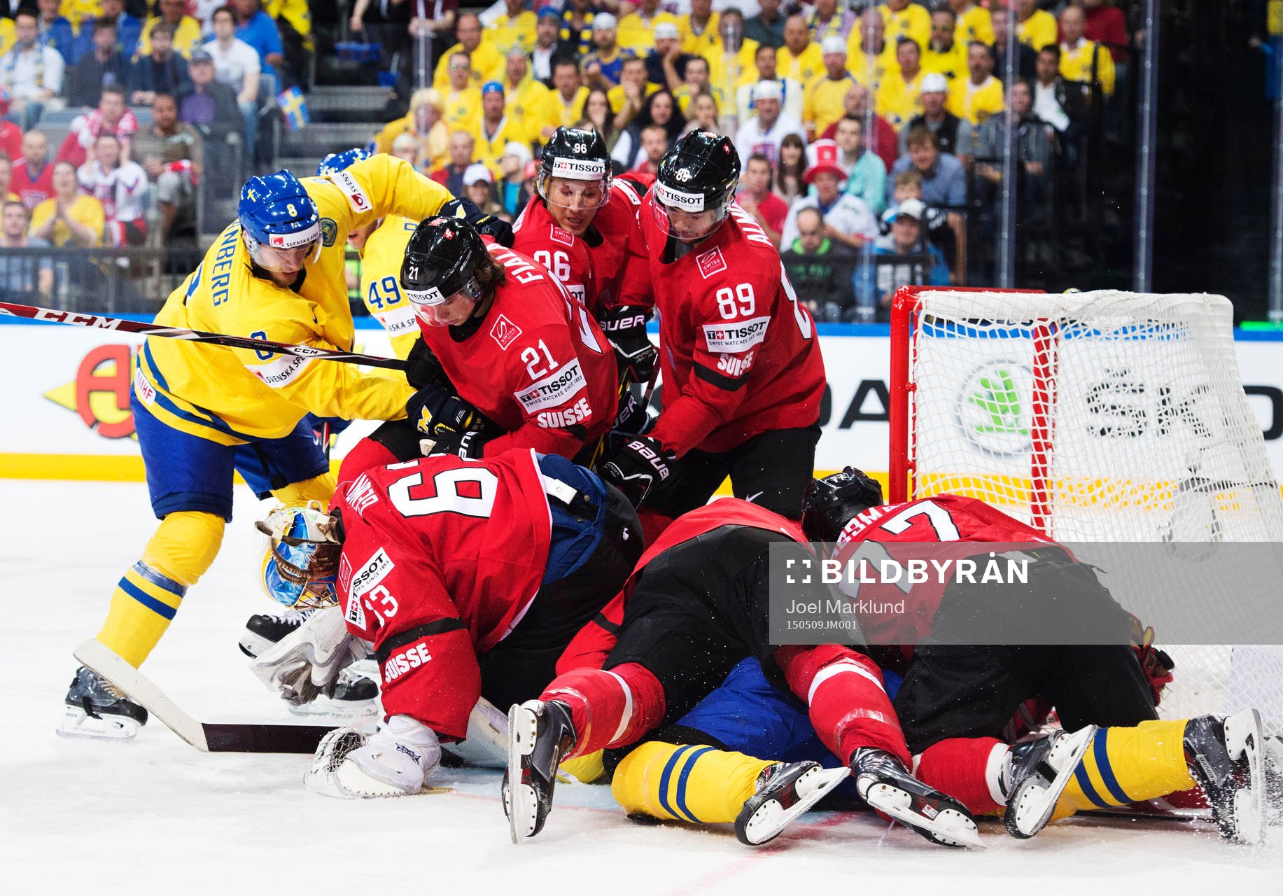 Sveriges Petter Granberg oroar framför Schweiz målvakt