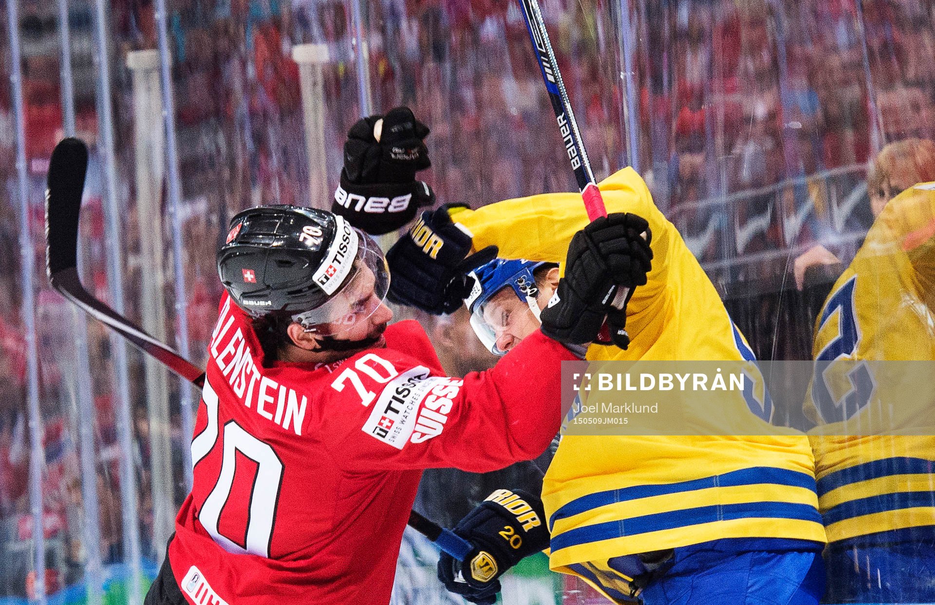 Schweiz Denis Hollenstein blir tacklad av Sveriges Jonas