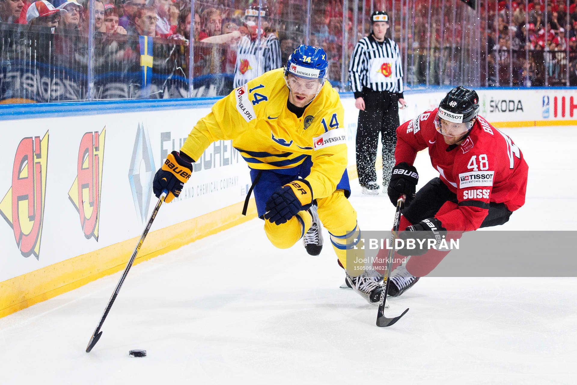 Sveriges Mattias Ekholm tar sig förbi Schweiz Matthias