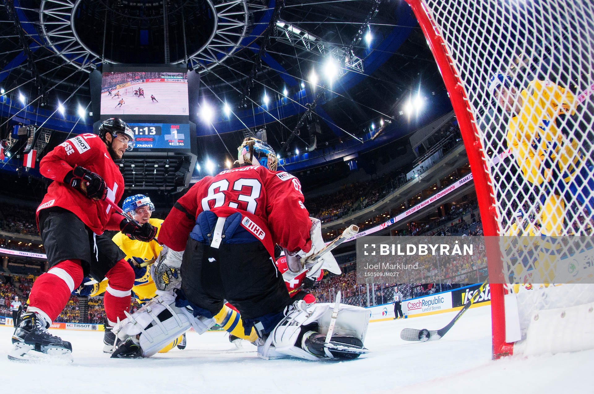 Sveriges Filip Forsberg (t h) skjuter in det