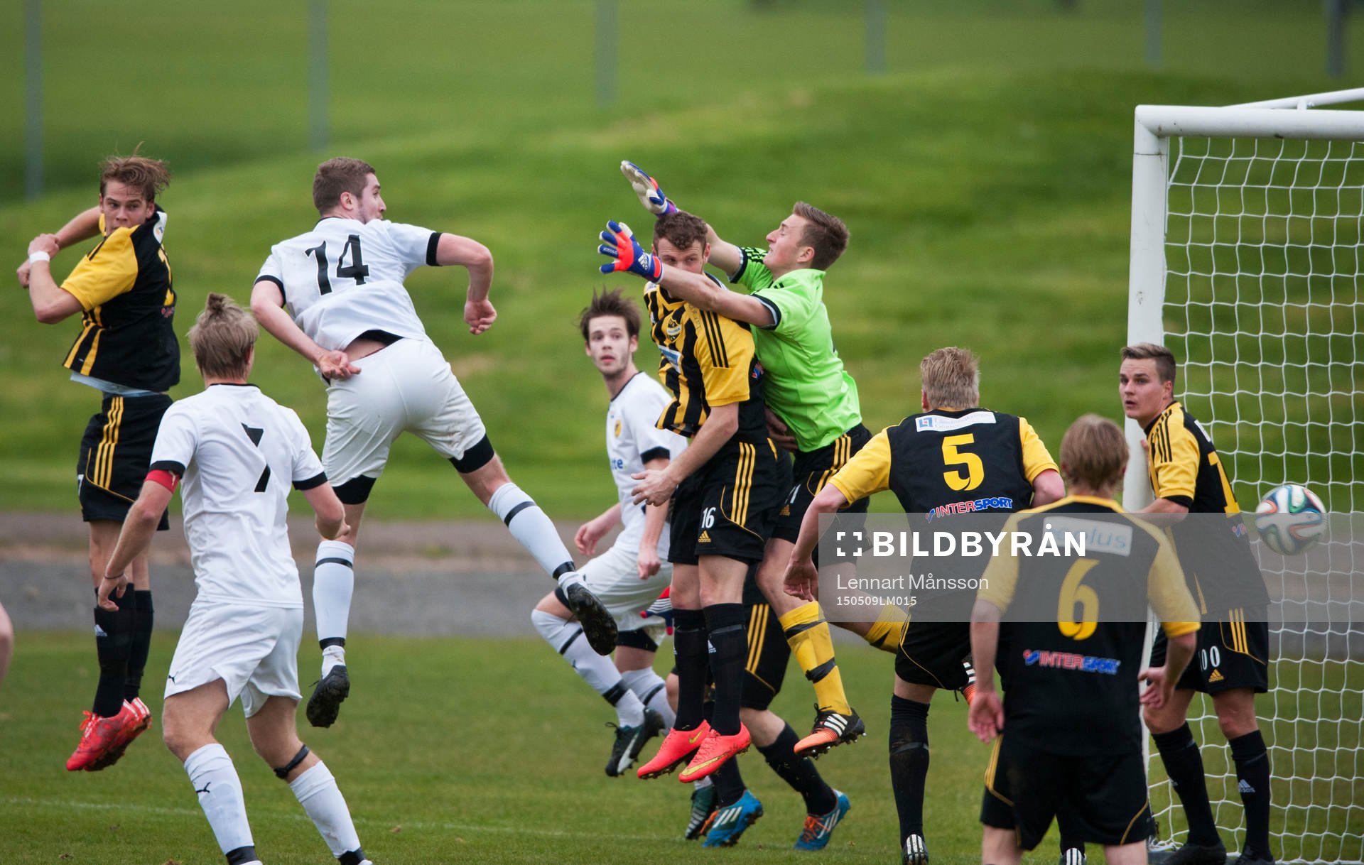 Lindsdals målskytt Viktor Fredriksson nickar förbi IFK