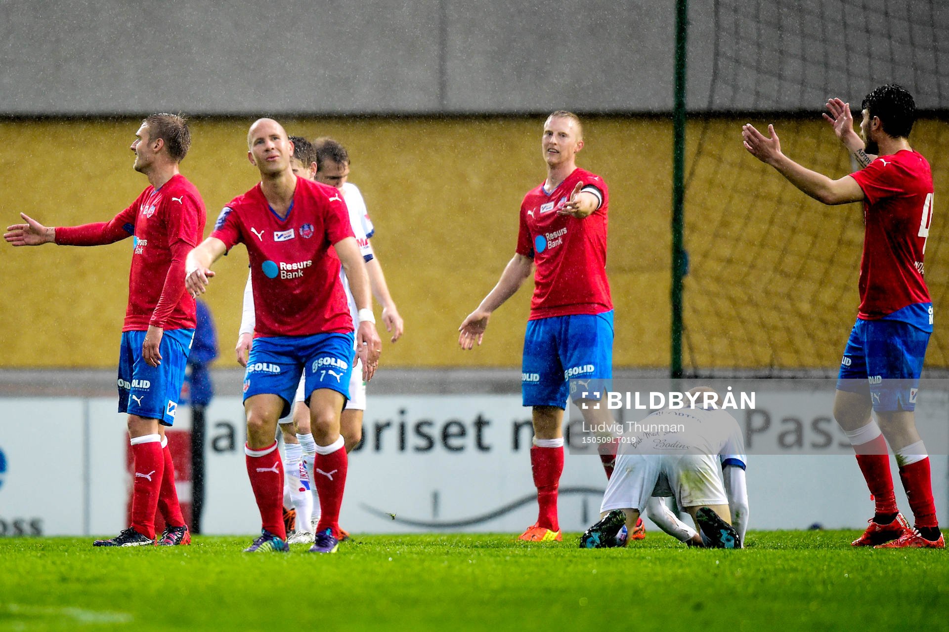 Helsingborgs spelare deppar med Mattias Lindström i mitten