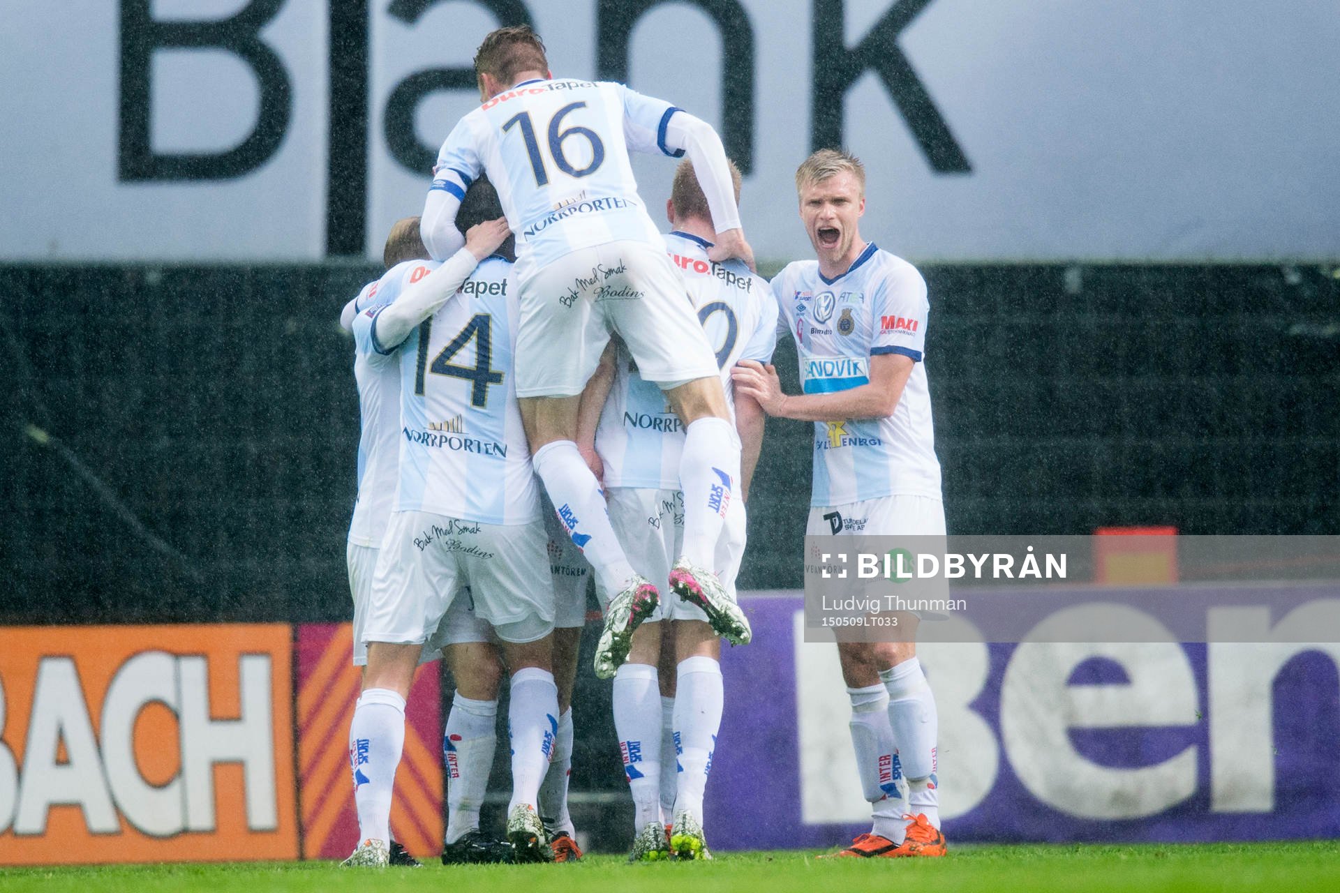 Gefles Johan Oremo firas av bl.a Robin Nilsson (vänd mot