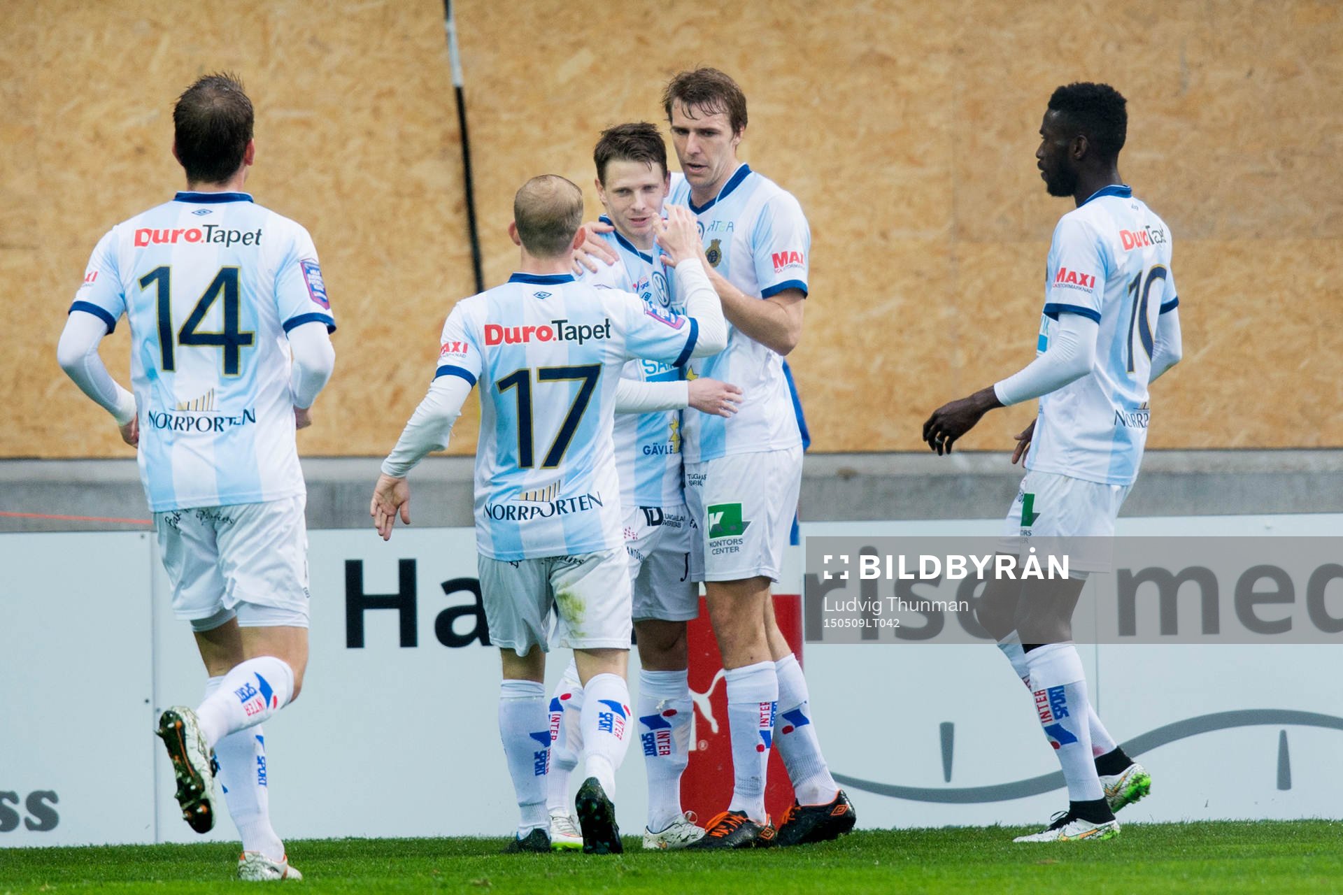 Gefles Johan Bertilsson (mitten, vänd mot kameran) kramas