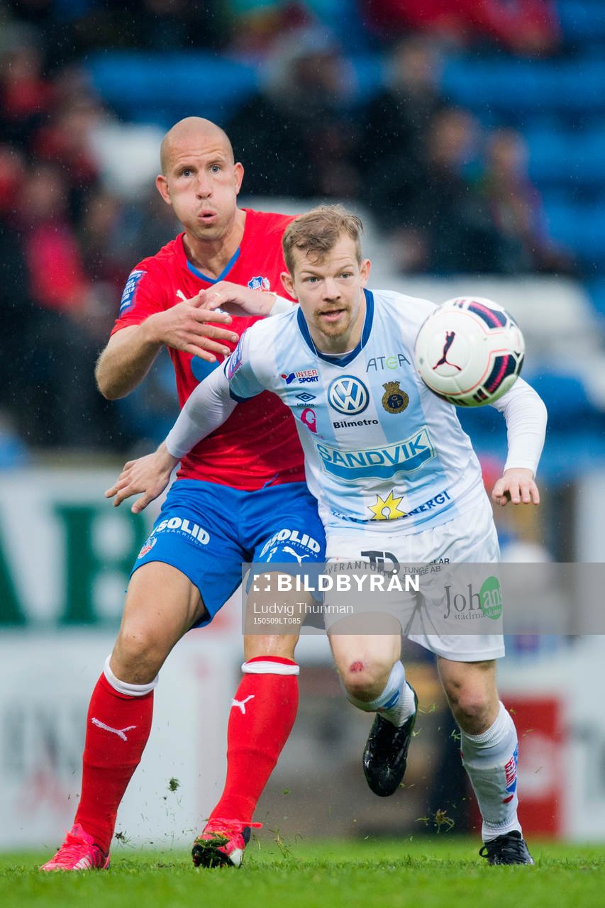 Gefles Jonas Lantto jagas av Helsingborgs Mattias Lindström under fotbollsmatchen i Allsvenskan mellan Helsingborg och Gefle den 9 maj 2015 i Helsingborg.