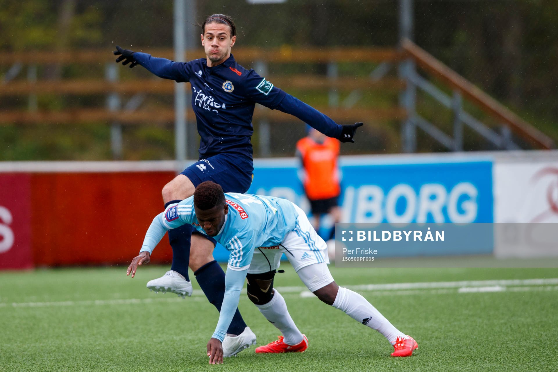 Utsiktens Mirza Mujcic och Brommapojkarnas Christian Kouakou