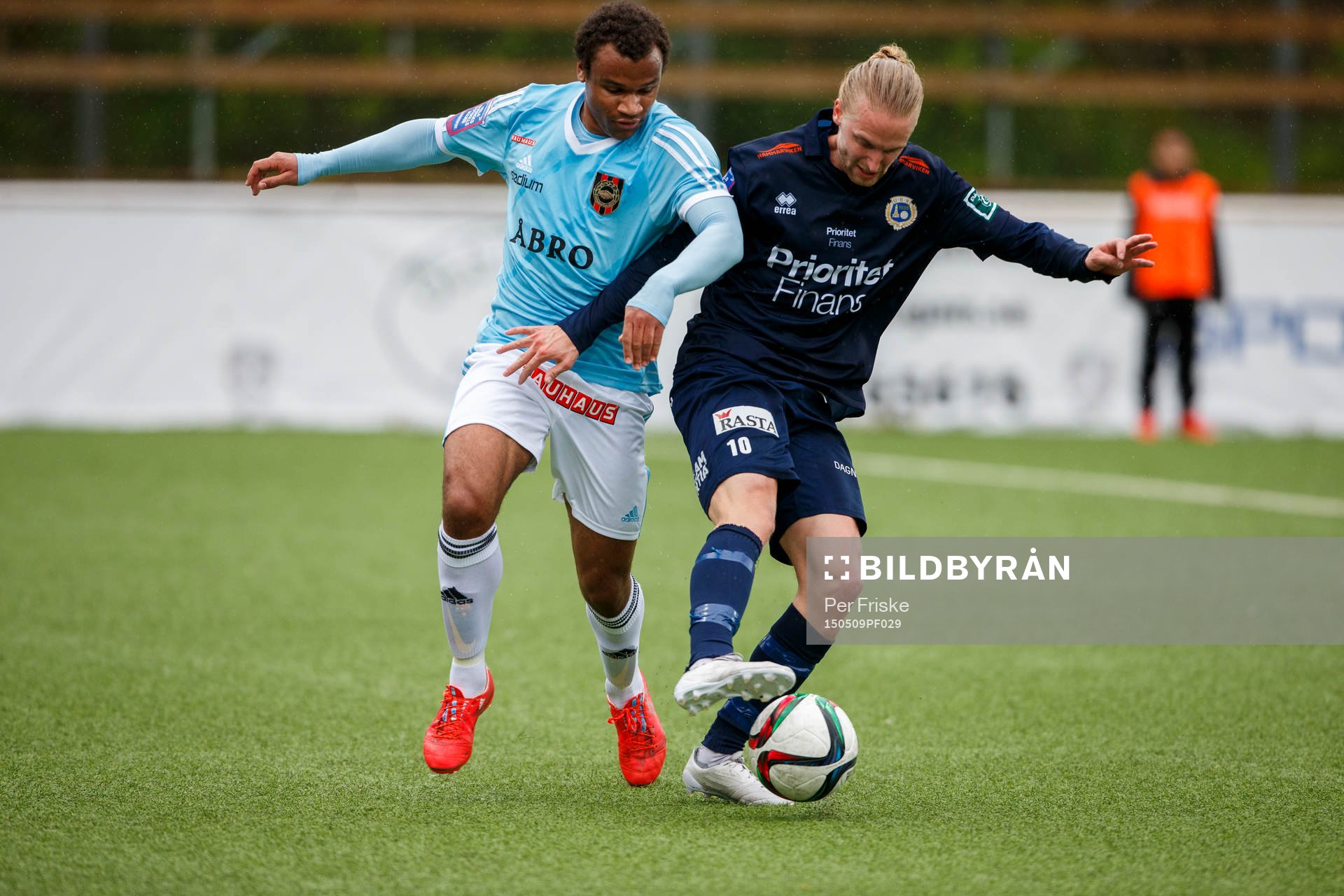 Brommapojkarnas Serge-Junior Martinsson Ngouali och Utsiktens Niklas Tidstrand under fotbollsmatchen i Superettan mellan Utsikten och Brommapojkarna den 9 maj 2015 i Göteborg.