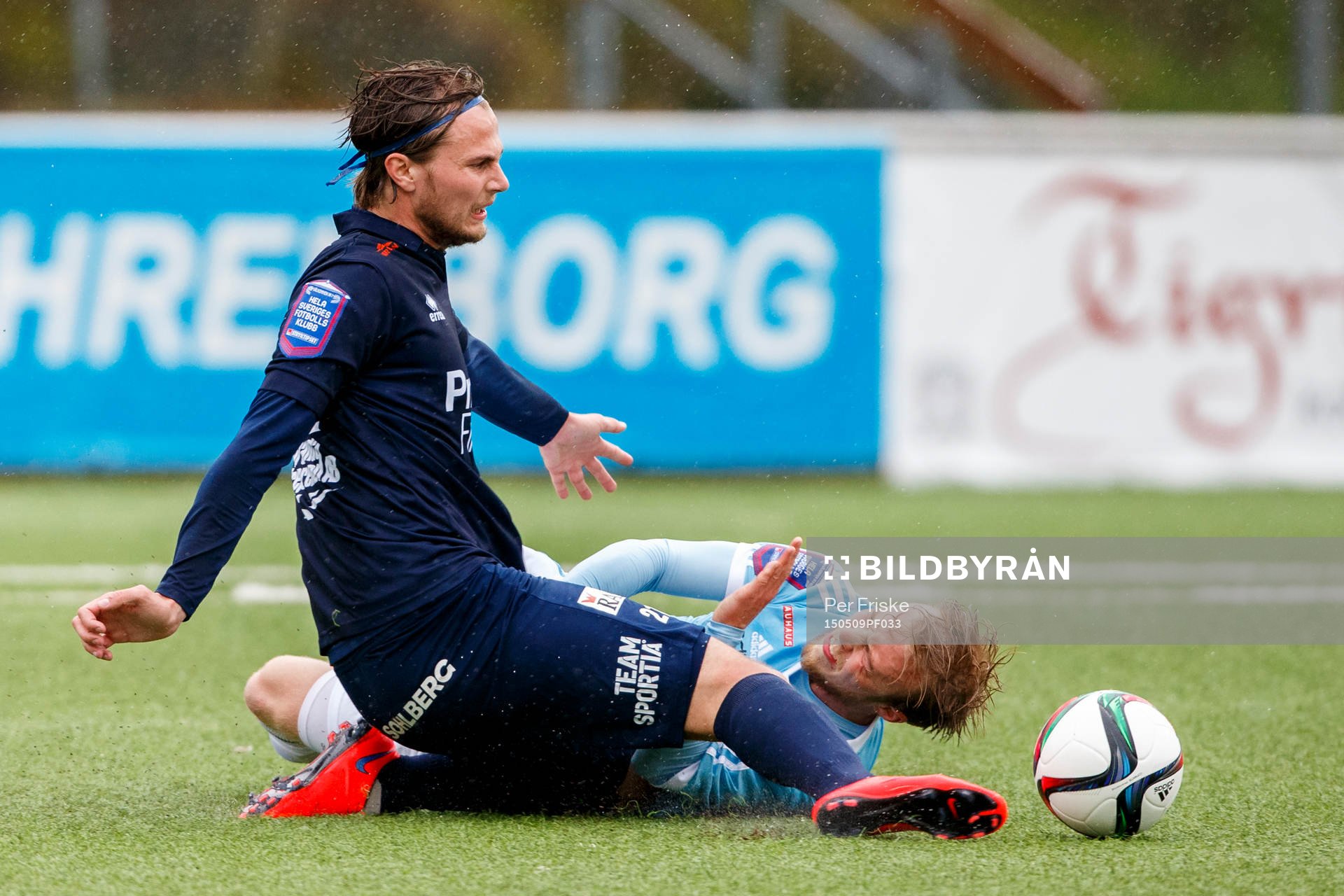 Utsiktens Jonas Hellgren och Brommapojkarnas Pontus Åsbrink under fotbollsmatchen i Superettan mellan Utsikten och Brommapojkarna den 9 maj 2015 i Göteborg.