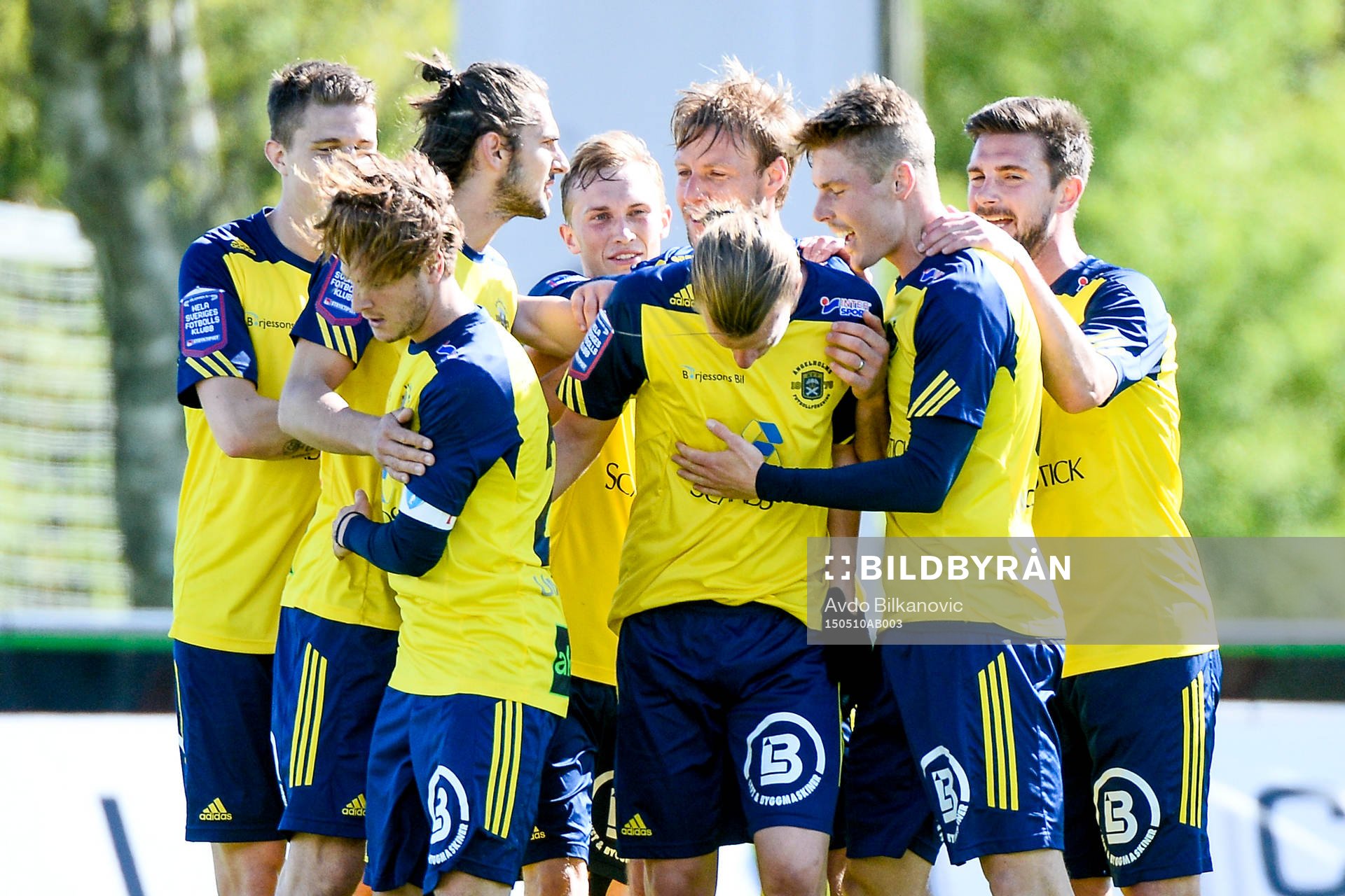 Ängelholms spelare jublar
