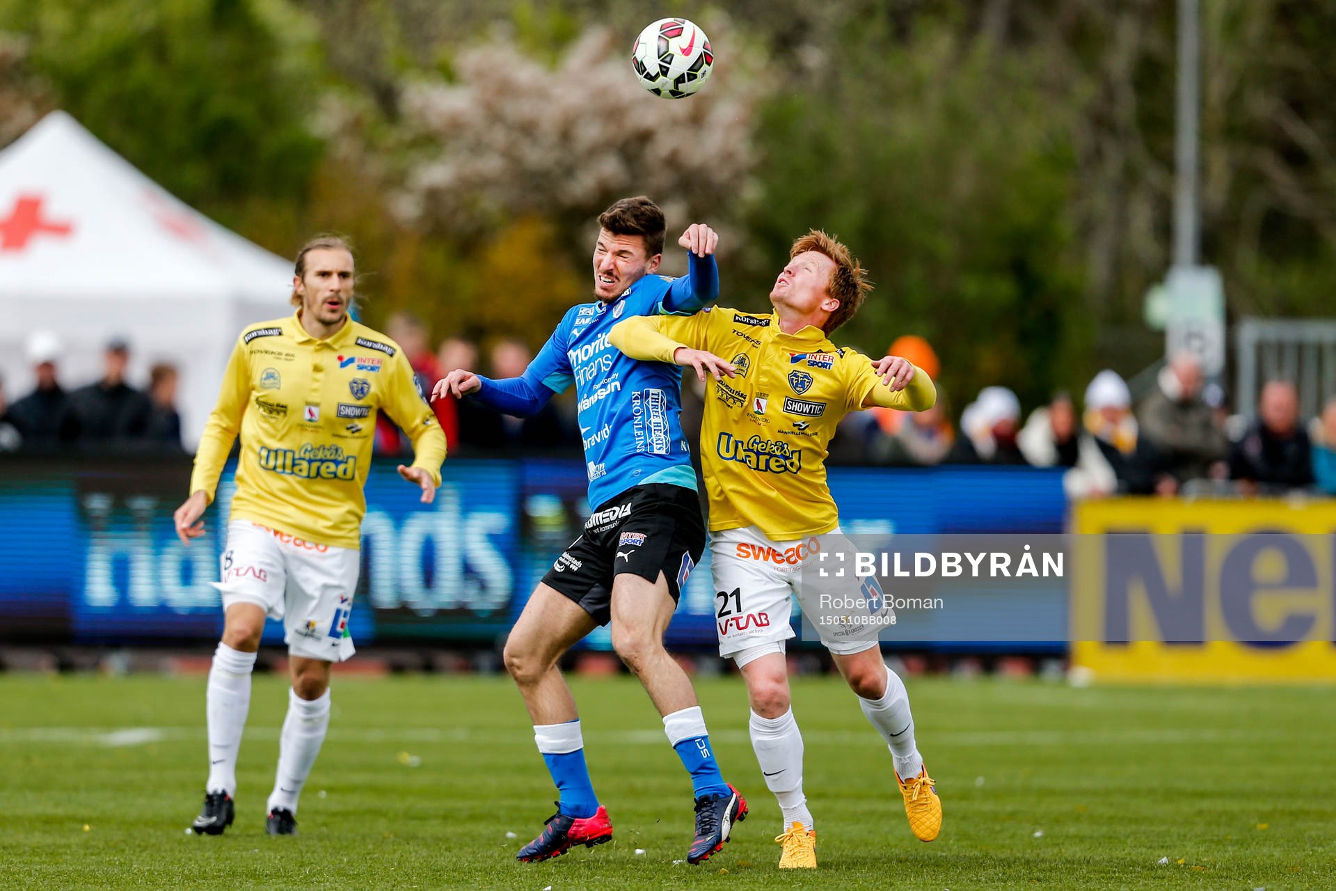 Halmstads Shkodran Maholli och Falkenbergs Dan Keat i en nickduell under fotbollsmatchen i Allsvenskan mellan Falkenbergs FF och Halmstads BK den 10 maj 2015 i Falkenberg.