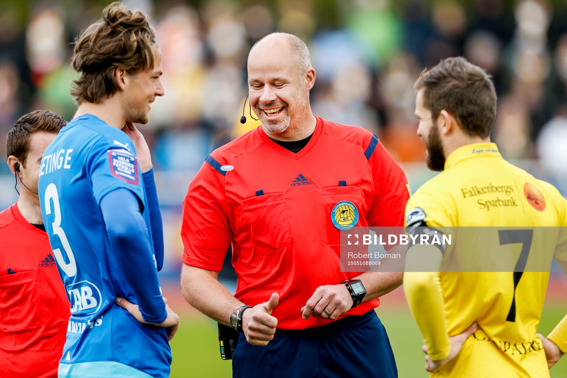 Matchens domare Martin Hansson före fotbollsmatchen i