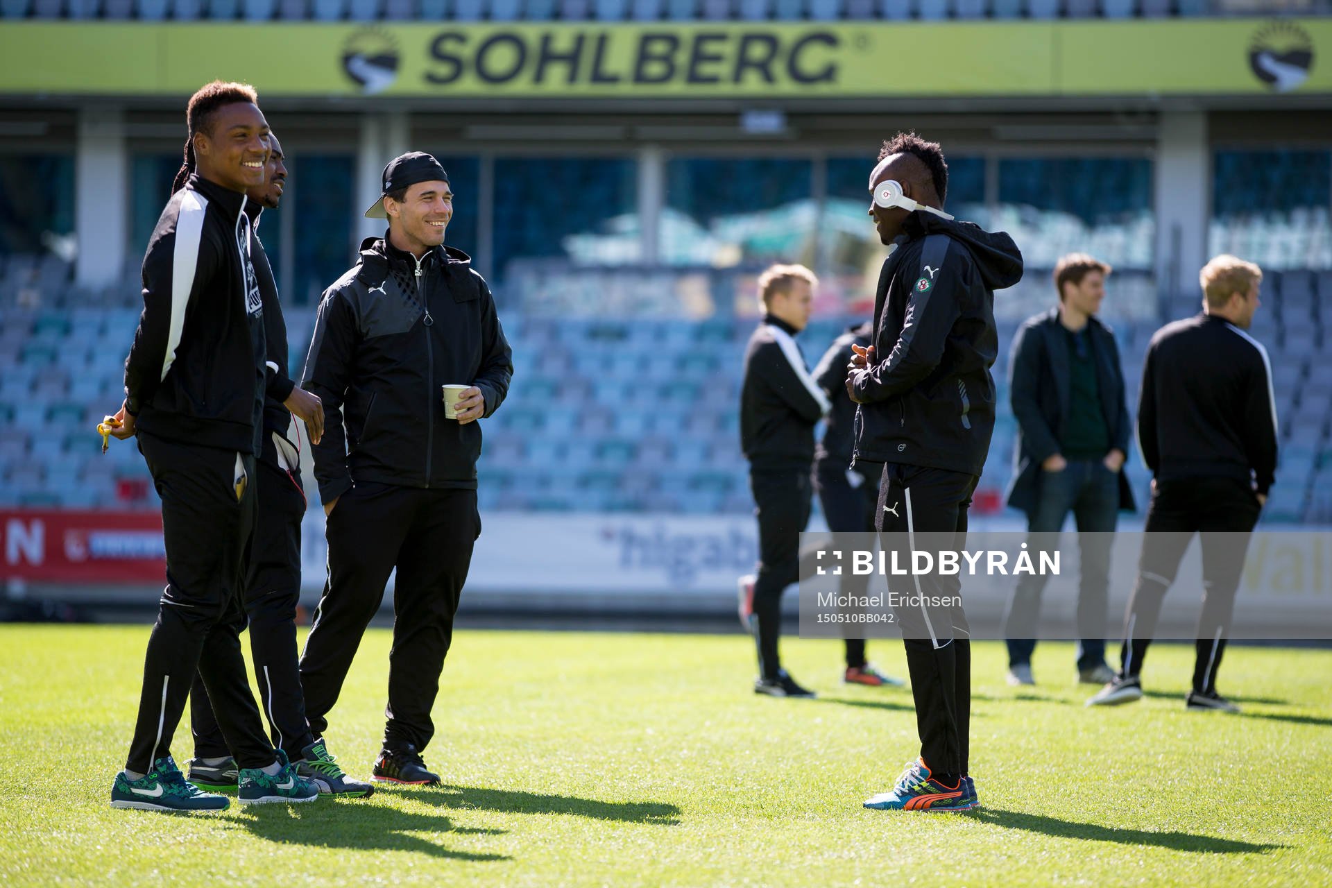 Örebro spelare, mitten Nordin Gerzic, inne och känner på