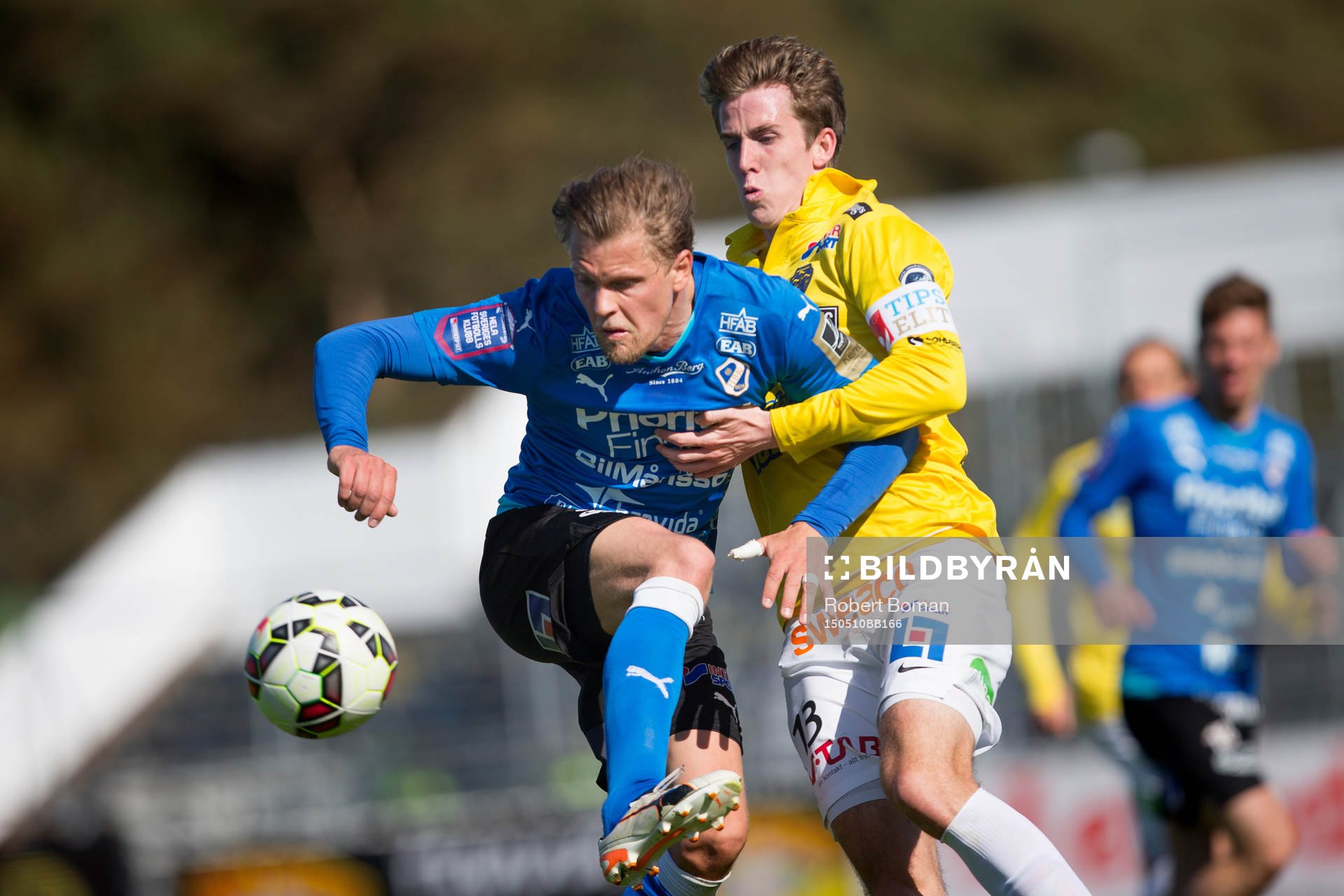 Falkenbergs Adam Eriksson i närkamp med en Halmstads spelare under fotbollsmatchen i Allsvenskan mellan Falkenbergs FF och Halmstads BK den 10 maj 2015 i Falkenberg.