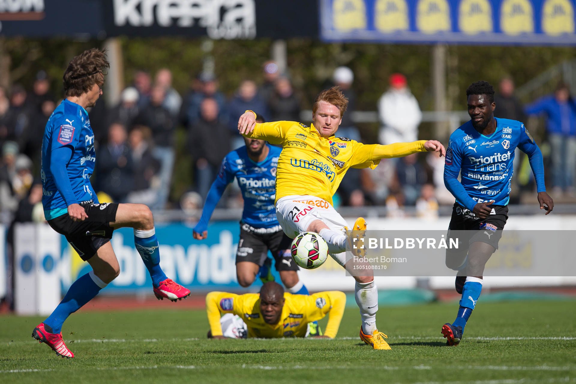Falkenbergs Dan Keat med bollen