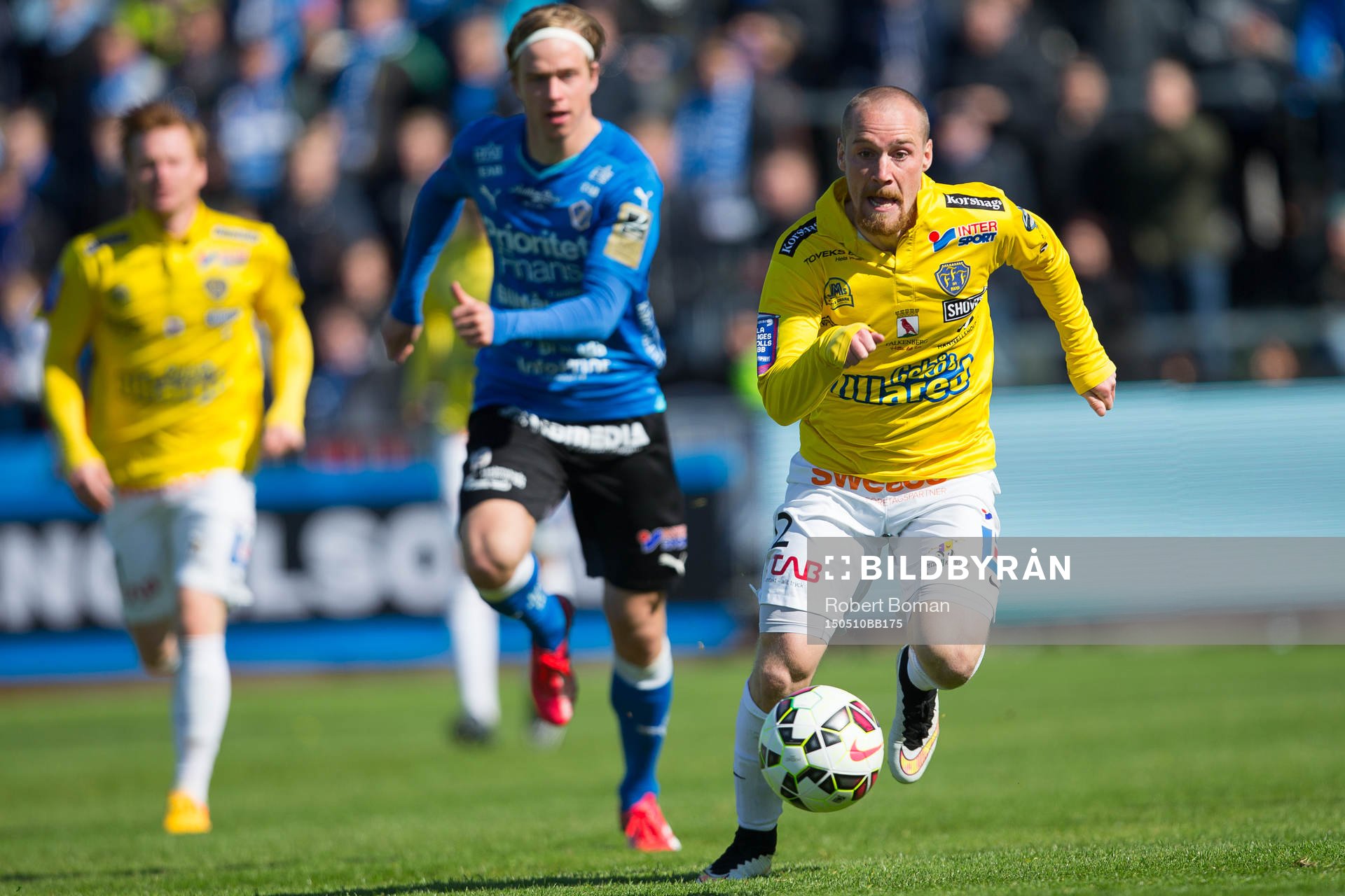 Falkenbergs Christoffer Carlsson jagar bollen