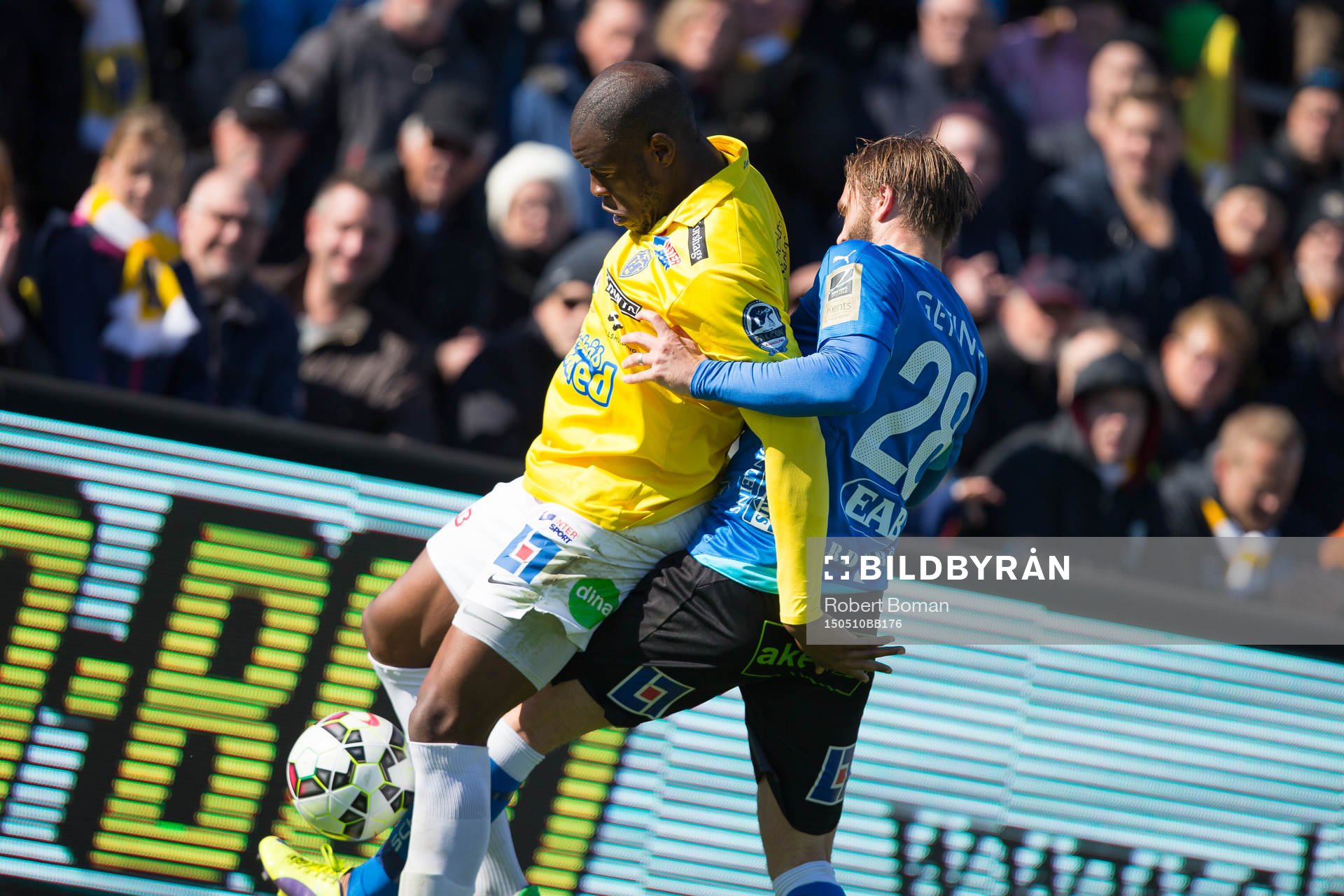Falkenbergs Hakeem Araba och Halmstads Jesper Westerberg under fotbollsmatchen i Allsvenskan mellan Falkenbergs FF och Halmstads BK den 10 maj 2015 i Falkenberg.